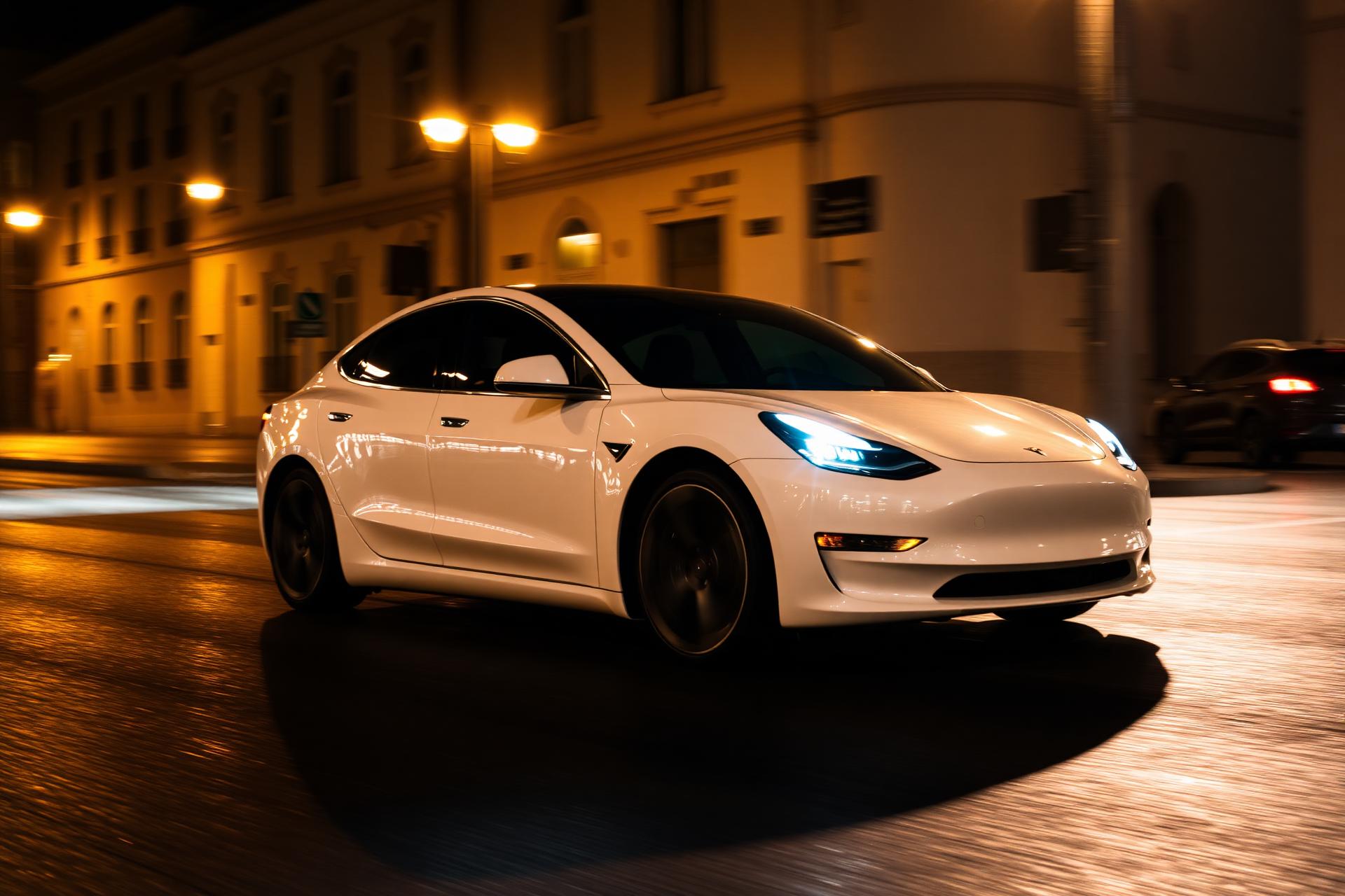 Tesla a circular numa rua de Lisboa à noite